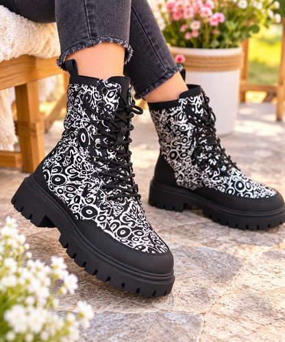 Bottines Montantes à Lacets – Imprimé Graffiti Noir et Blanc